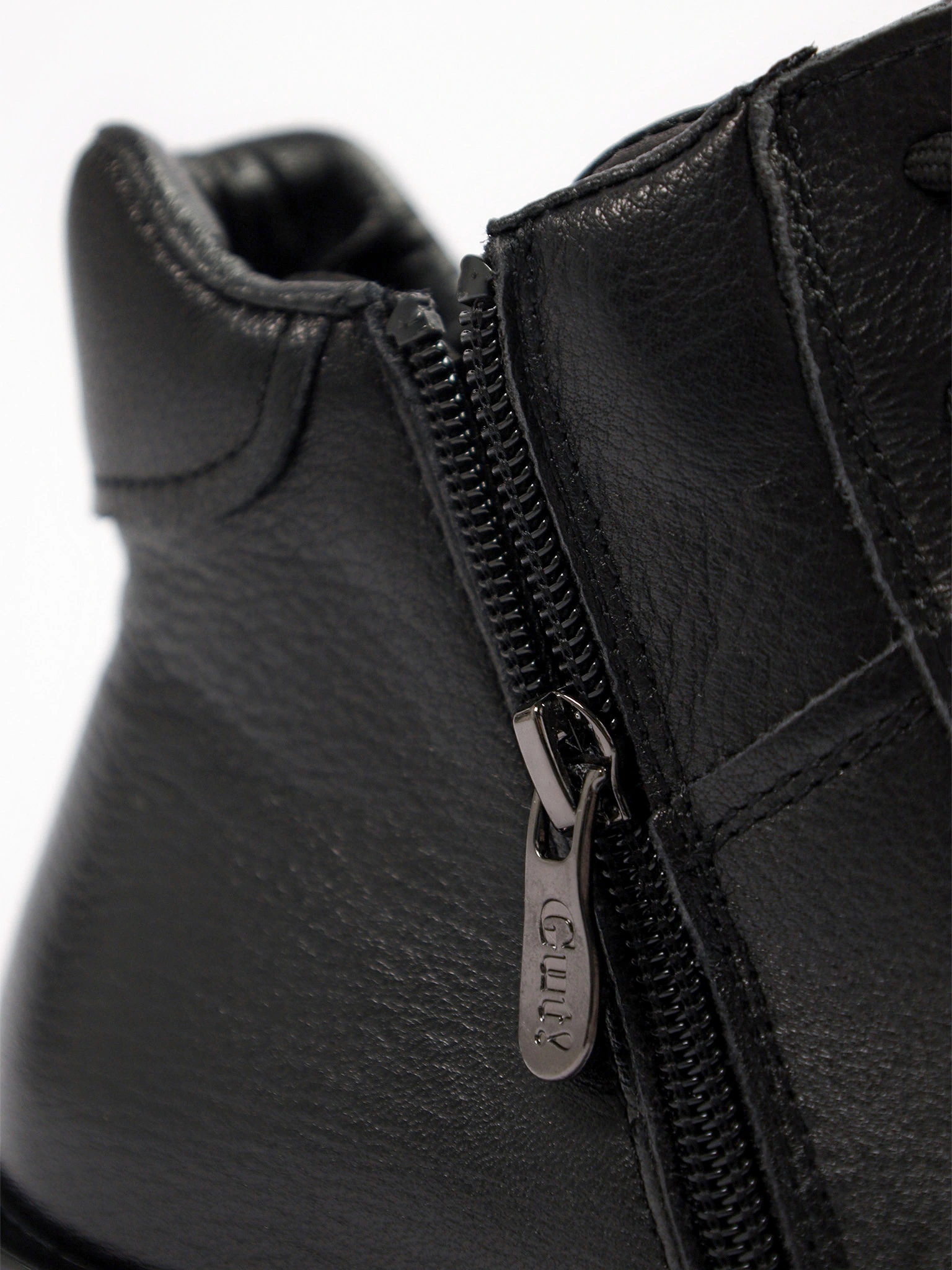 Кроссовки черного цвета на средней рельефной подошве